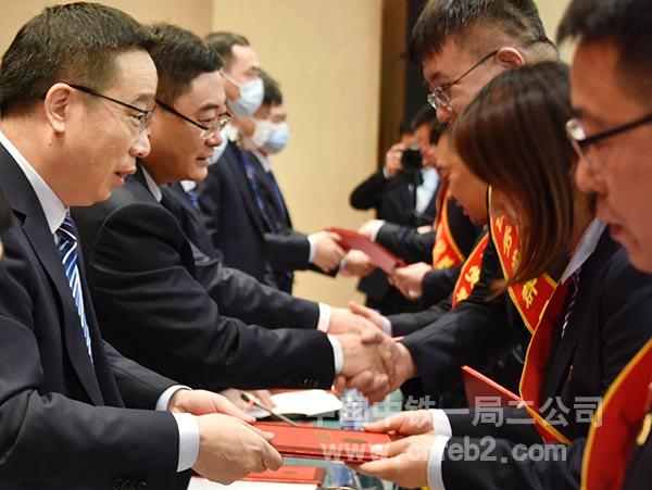 为“双先”代表颁奖 (2) 为“双先”代表颁奖 (2)